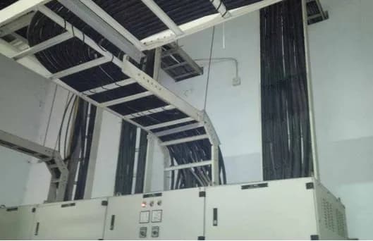 Máng cáp lắp đặt cùng tủ điện tại công trình