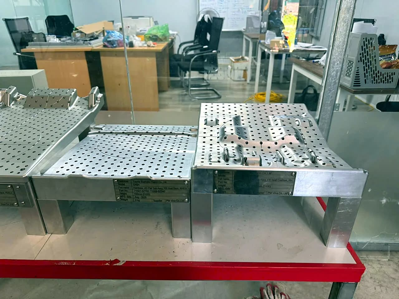 Chi tiết kim loại tấm đục lỗ lắp trên khung đỡ